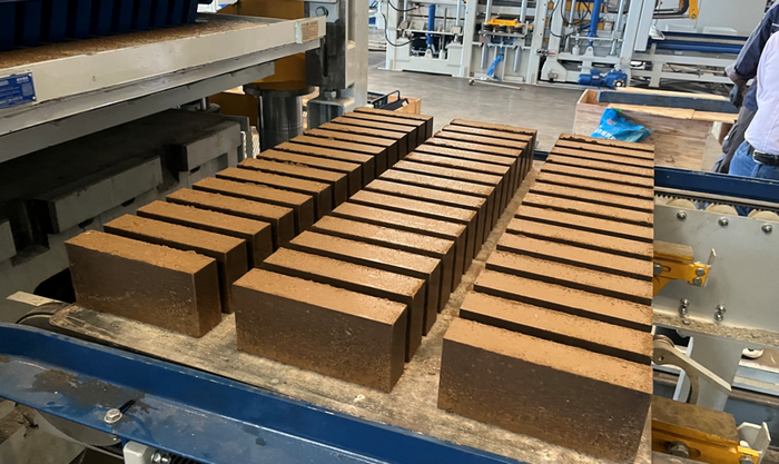 ZN1500 adreilua egiteko makina guztiz automatikoak Txinako ekialdeko bezeroak ahalbidetzen ditu lohien baliabideen erabileran